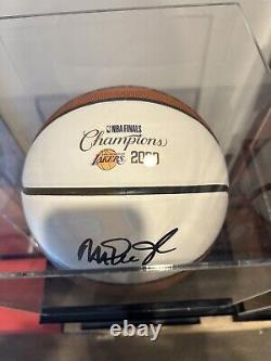Magic Johnson a signé un ballon de basket Beckett COA + étui d'affichage