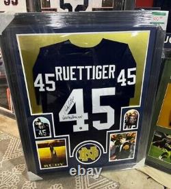 Maillot Notre Dame encadré et signé par Rudy Ruettiger avec certificat d'authenticité Rudy COA