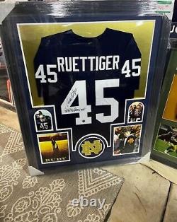 Maillot Notre Dame encadré et signé par Rudy Ruettiger avec certificat d'authenticité Rudy COA