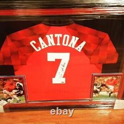 Maillot de Manchester United signé par Eric Cantona dans un cadre deluxe Théâtre des Rêves