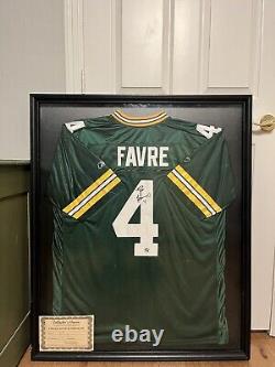 Maillot encadré signé de Brett Favre avec certificat d'authenticité (RARE!)