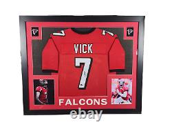 Maillot encadré signé par MICHAEL VICK des Atlanta Falcons 35x43 authentique avec certificat d'authenticité Beckett