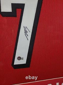 Maillot encadré signé par MICHAEL VICK des Atlanta Falcons 35x43 authentique avec certificat d'authenticité Beckett