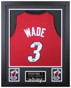 Maillot rouge de Miami autographié et encadré par Dwyane Wade avec certificat d'authenticité de Fanatics