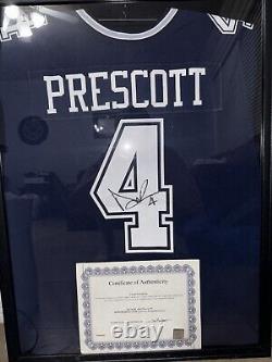 Maillot signé à la main de Dak Prescott des Dallas Cowboys avec certificat d'authenticité et cadre d'affichage en verre.