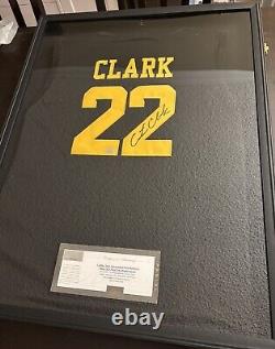 Maillot signé de Caitlin Clark avec certificat d'authenticité Panini, encadré dans un cadre d'affichage