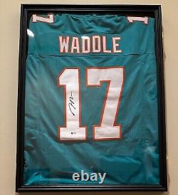 Maillot signé de Jaylen Waddle des Miami Dolphins avec certificat d'authenticité Beckett et vitrine.