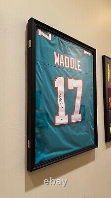 Maillot signé de Jaylen Waddle des Miami Dolphins avec certificat d'authenticité Beckett et vitrine.