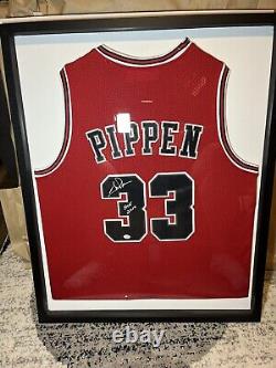Maillot signé de Scottie Pippen avec vitrine d'exposition et certificat d'authenticité (Coa) gravé HOF 2010.