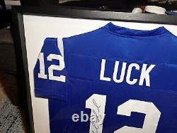 Maillot signé des Colts d'Andrew Luck avec COA dans une vitrine.