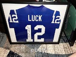 Maillot signé des Colts d'Andrew Luck avec COA dans une vitrine.