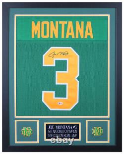 Maillot vert de Notre Dame dédicacé et encadré par Joe Montana avec certification d'authenticité de Beckett (COA)