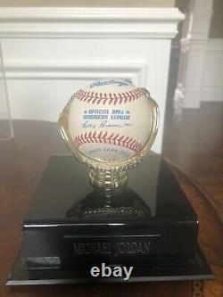 Michael Jordan Autographed Baseball Avec Vitrine Et Coa