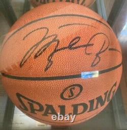 Michael Jordan Autographed Officiel Nba Basketball Avec Coa Et Vitrine