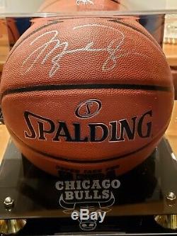 Michael Jordan Signé / Autograph Spalding Basketball Avec Coa Et Cas D'affichage