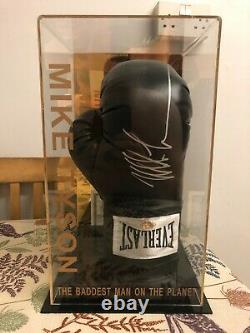 Mike Tyson Signé Gant De Boxe Noir Avec Vitrine Coa