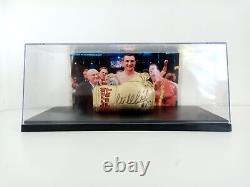 Mini Gants de Boxe Signés par Wladimir Klitschko dans une Vitrine d'Exposition - COA Autographe