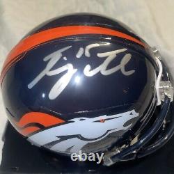 Mini casque des Denver Broncos signé par Tim Tebow avec certificat d'authenticité et vitrine.