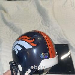 Mini casque des Denver Broncos signé par Tim Tebow avec certificat d'authenticité et vitrine.