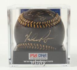 Nolan Ryan a signé une balle de baseball noire avec un étui d'exposition, PSA COA classé 8,5.