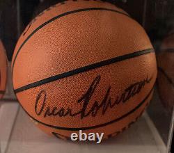 Oscar Robertson Full Sig Signed Officiel Nba Bassetball Withcoa In Display Cas