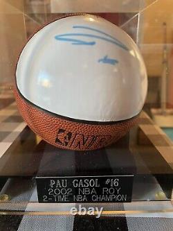 Pau Gasol a signé un mini-basketball avec un certificat d'authenticité (JSA) et une vitrine d'exposition. Allez les Lakers.