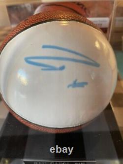 Pau Gasol a signé un mini-basketball avec un certificat d'authenticité (JSA) et une vitrine d'exposition. Allez les Lakers.