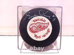 Puck de la LNH des Detroit Red Wings signé par Gordie Howe avec certificat d'authenticité de Beckett et boîtier d'affichage