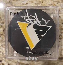 Puck de la NHL autographié par Jaromir Jagr des Pittsburgh Penguins avec certificat d'authenticité de Beckett et boîtier d'exposition