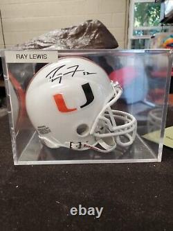 Ray Lewis a signé le mini casque des Miami Hurricanes avec un certificat d'authenticité et une boîte de présentation.