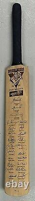 Shane Warne + 24 L'équipe Des Bushrangers Victoriens A Signé Cricket Bat 1998/99 Vca Coa
