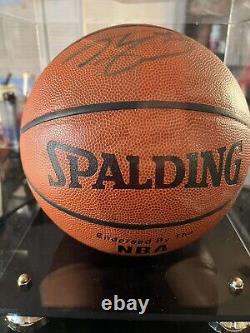 Shaquille O'Neal signe le basketball avec COA et boîtier d'affichage