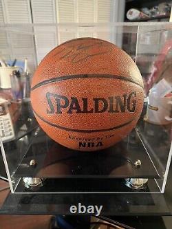 Shaquille O'Neal signe le basketball avec COA et boîtier d'affichage