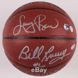 Signé Larry Bird & Bill Russell Nba Basketball Avec Le Cas D'affichage (coa Schwartz)