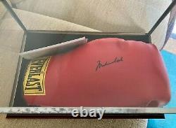 Signé Muhammad Ali Signé Piles De Gants De Boxe De Plaques Coa Dans La Vitrine