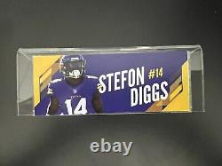 Stefon Diggs a signé un ballon de football NFL avec support d'affichage personnalisé (Beckett COA) Auto