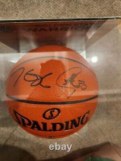 Stephen Curry et Kevin Durant ont signé le ballon de basketball des Finales NBA 2016 (COA)