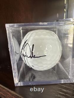 Tiger Woods Balle De Golf Autographiée Avec Cas D'affichage Avec Coa