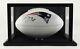 Tom Brady A Signé Un Ballon De Football Avec Le Logo Des Patriots, Avec Un Certificat D'authenticité De Fanatics Et Une Vitrine D'exposition.