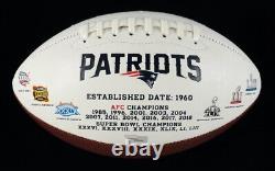 Tom Brady a signé un ballon de football avec le logo des Patriots, avec un certificat d'authenticité de Fanatics et une vitrine d'exposition.