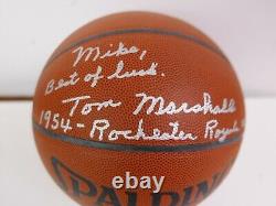 Tom Marshall a signé le ballon de basket NBA avec une autographe COA JSA et un étui d'affichage RARE.