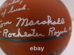 Tom Marshall a signé le ballon de basket NBA avec une autographe COA JSA et un étui d'affichage RARE.