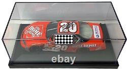 Tony Stewart a signé la voiture en fonte 1:24 #20 Home Depot Monte Carlo 2003 avec étui et certificat d'authenticité.