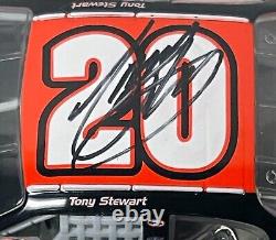 Tony Stewart a signé la voiture en fonte 1:24 #20 Home Depot Monte Carlo 2003 avec étui et certificat d'authenticité.