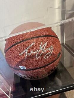Trae Young a signé le ballon de basket Fanatics COA + boîtier d'affichage.