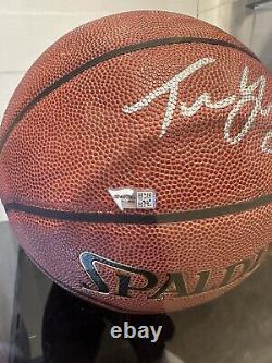 Trae Young a signé le ballon de basket Fanatics COA + boîtier d'affichage.