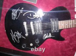 Van Halen Guitare Signée À La Main Par Eddie Alex Michael David Dans Display Case Withcoa