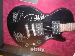 Van Halen Guitare Signée À La Main Par Eddie Alex Michael David Dans Display Case Withcoa