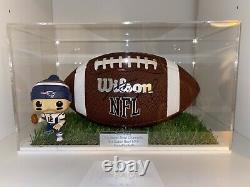 Véritable Signé À La Main Tom Brady NFL Ball Avec Boîtier D'affichage À L'herbe Et Gravure Coa