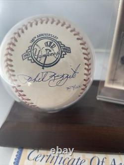 Vitrine de carte de baseball signée par le membre du Temple de la renommée des Yankees, Phil Rizzuto, avec certificat d'authenticité.